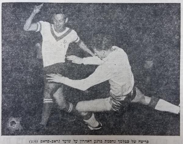 נחום סטלמך פורץ לעבר של גראפ-שאפ ההולנדית (1:0) במשחק שנערך ב-14 באוגוסט 1963 במסגרת מסע הפועל פ"ת לאירופה
